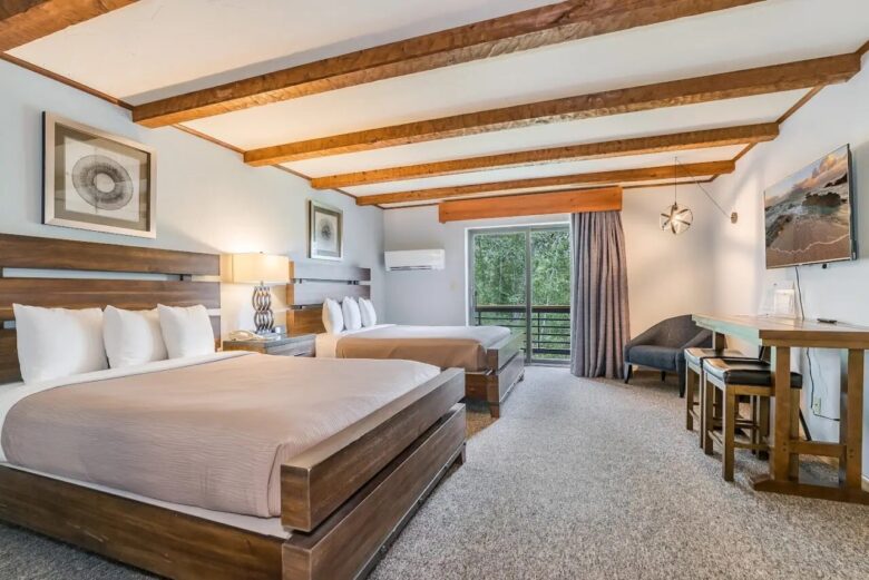 mountain view queen room in Windham NY